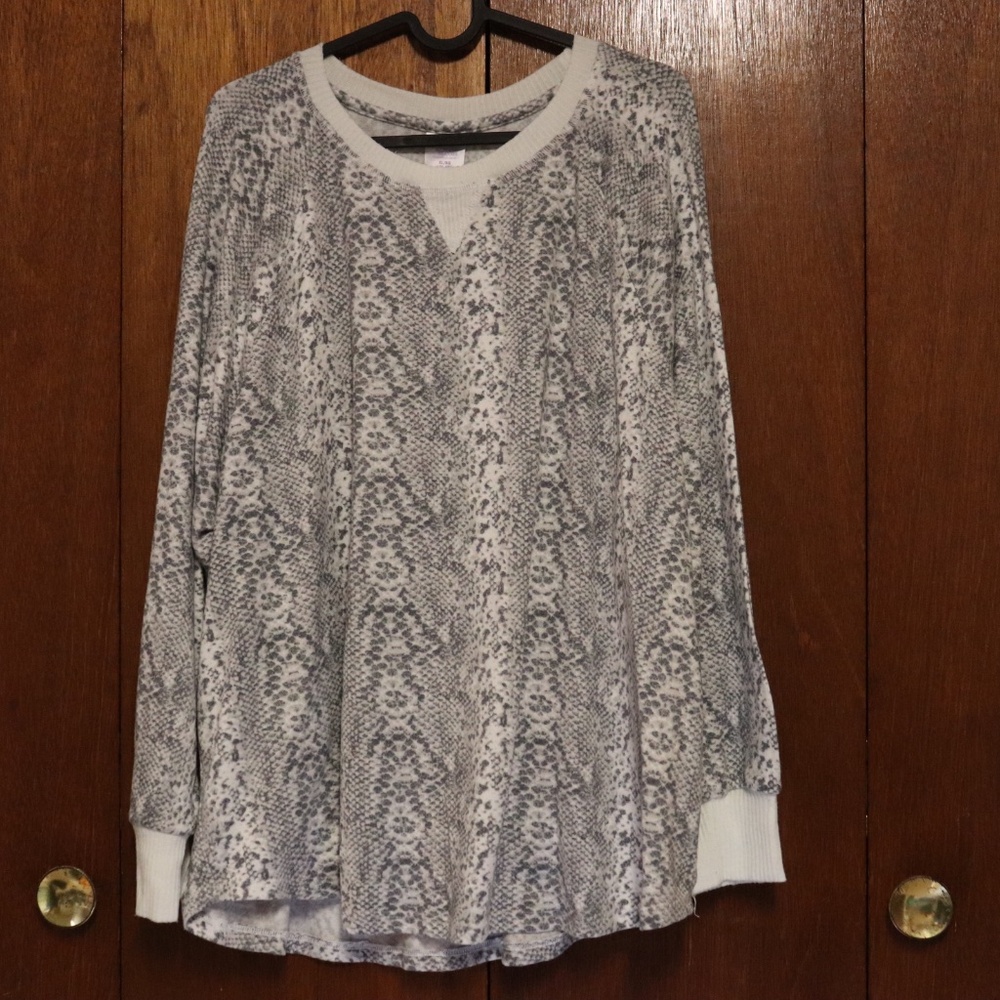 5 for $5 ~ Snake Print Long Sleeve Top – Cream & Gray Soft Lounge Shirt XL 16-18